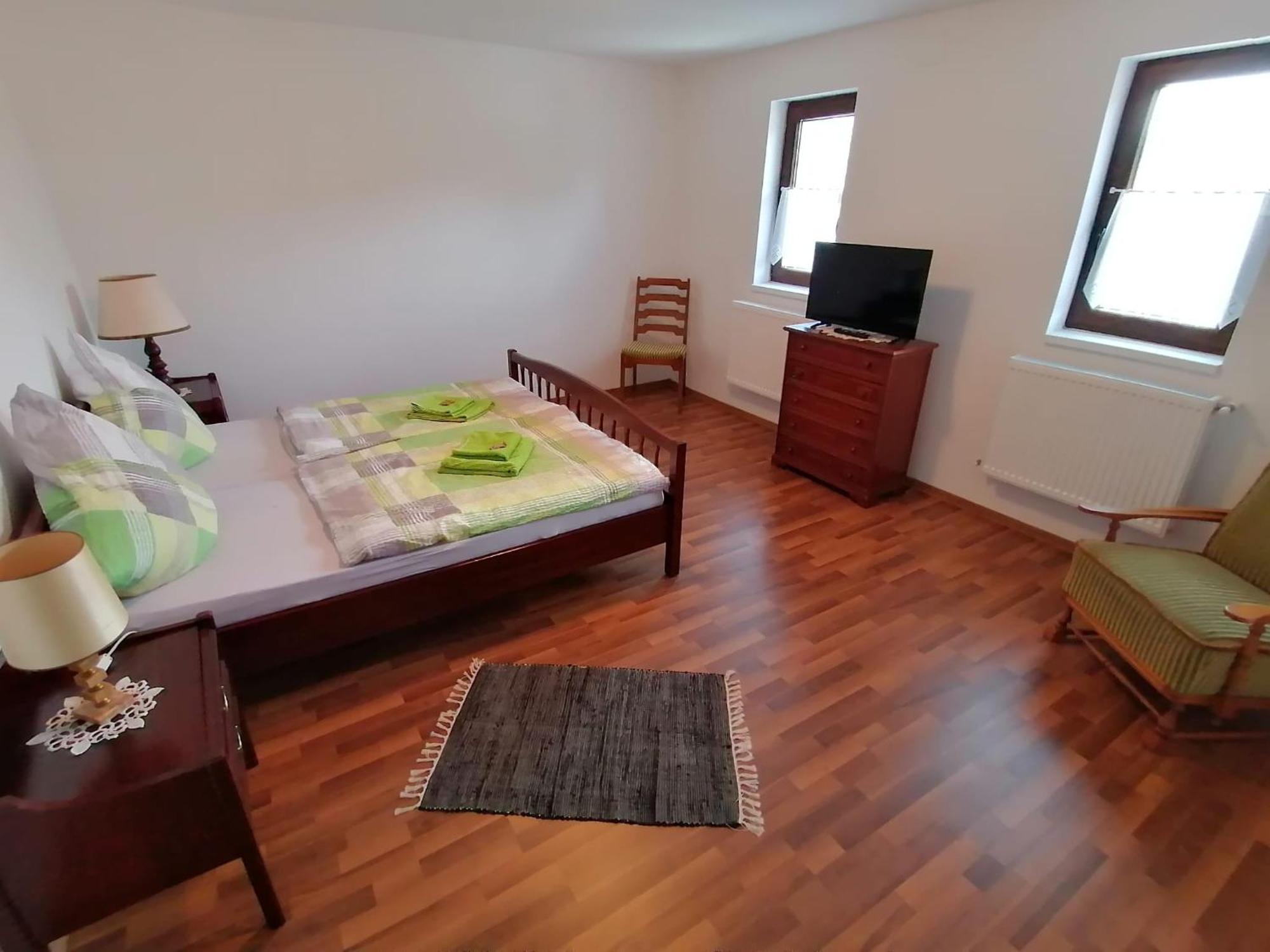 Casa Bunicii Hotel Sasca Montana Bagian luar foto