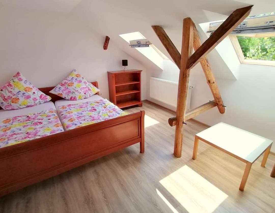 Casa Bunicii Hotel Sasca Montana Bagian luar foto