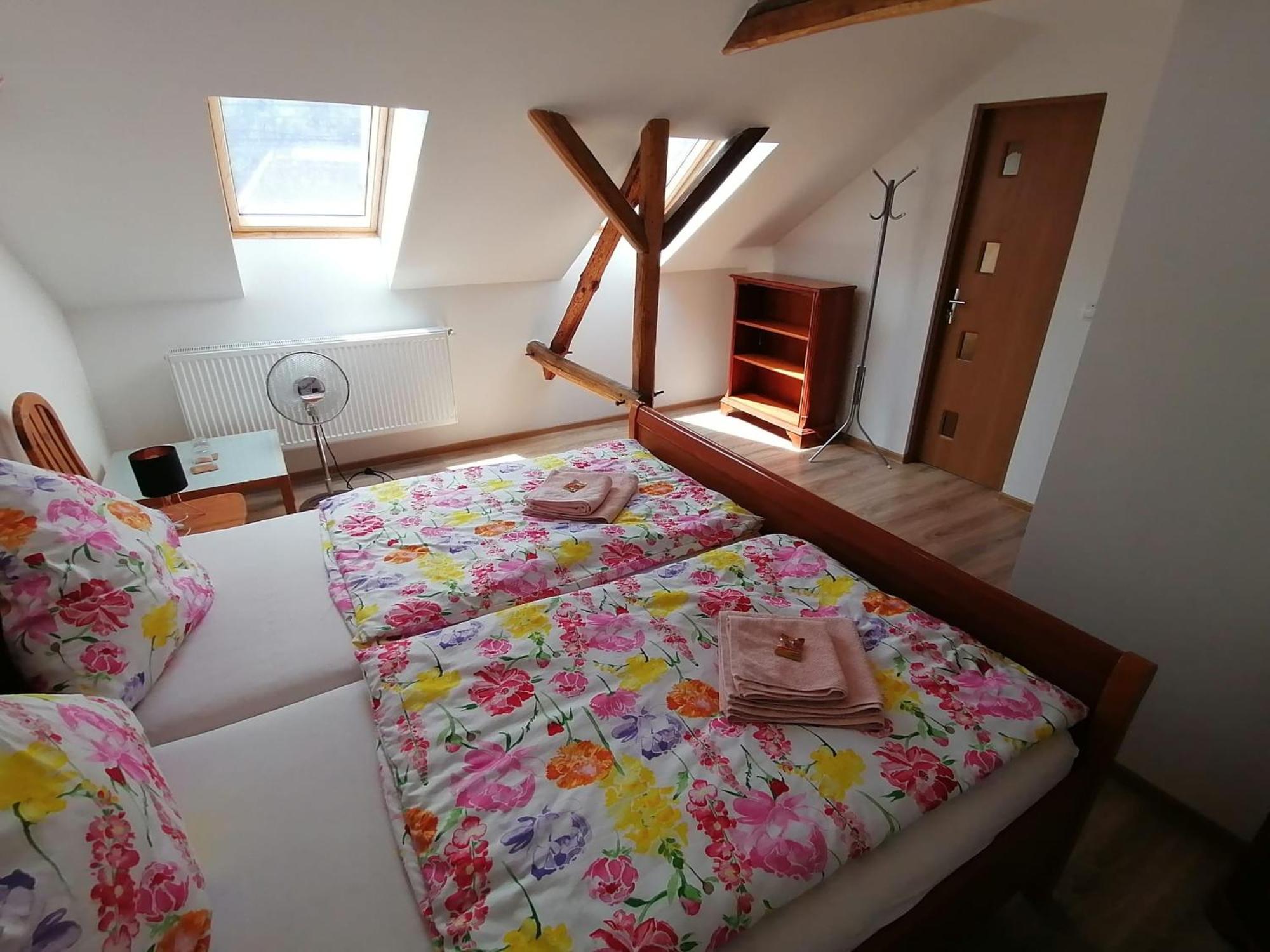 Casa Bunicii Hotel Sasca Montana Bagian luar foto